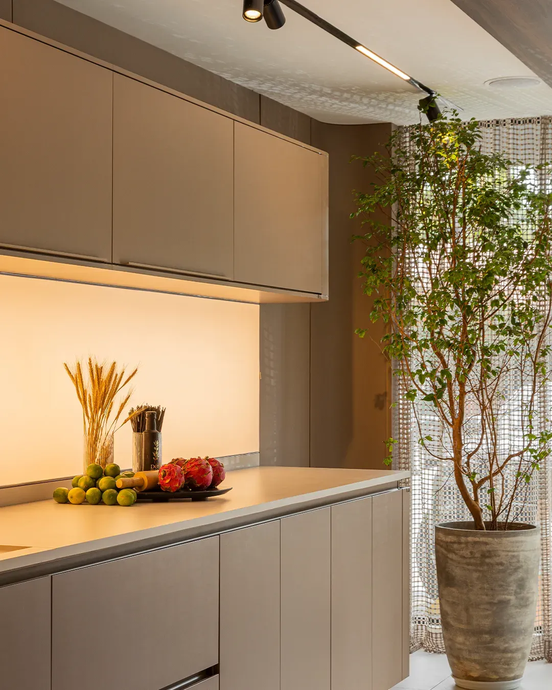 Cozinha planejada em apartamento, com armários aéreos e luz embutida