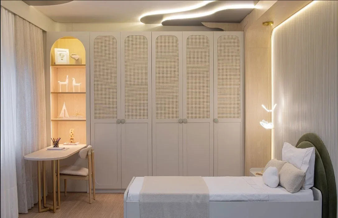 Quarto com armário de portas em palhinha e luz no forro